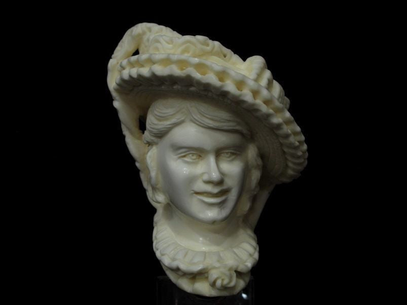 Beautiful Smiling Lady Woman w/Hat Block Meerschaum pipe by Cor Gift Case 7286